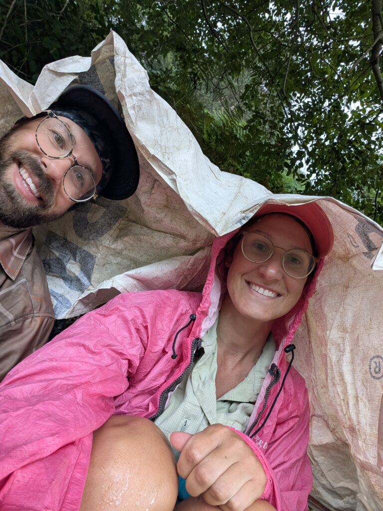 Wir sitzen das Gewitter unter unserer Tyvek-Plane aus