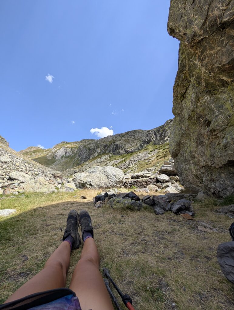 Mittagspause im Schatten eines Felsens