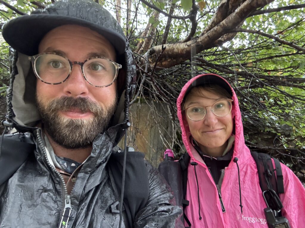 Unter einem Baum warten wir auf eine Regenpause