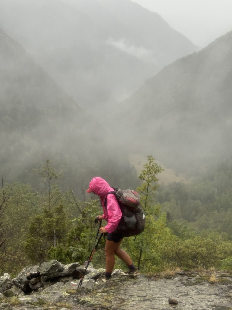 Abstieg im Regen