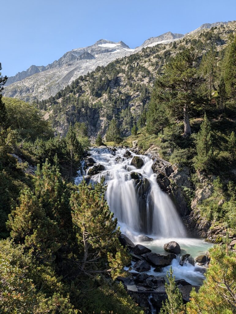 Cascada de Aigualluts mit Aneto im Hintergrund