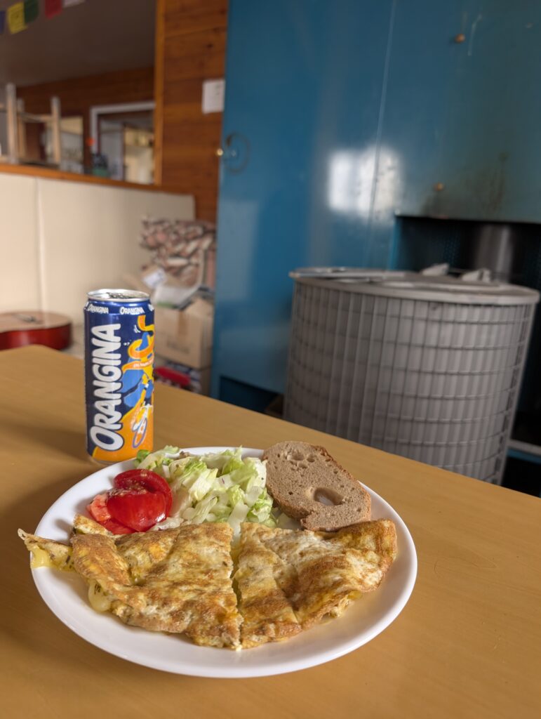 Omelette und Ofenwärme im Refuge des Bésines