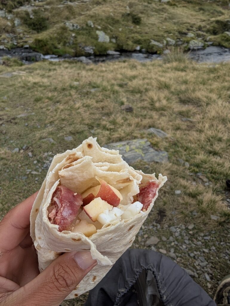 Hiker-Burrito mit Salami, Käse, Apfel und Ei