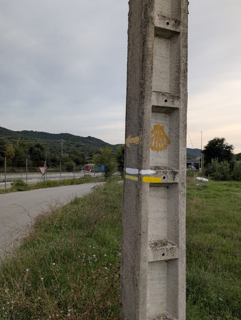 Fußmarsch entlang der Via Augusta zum nächsten Bahnhof