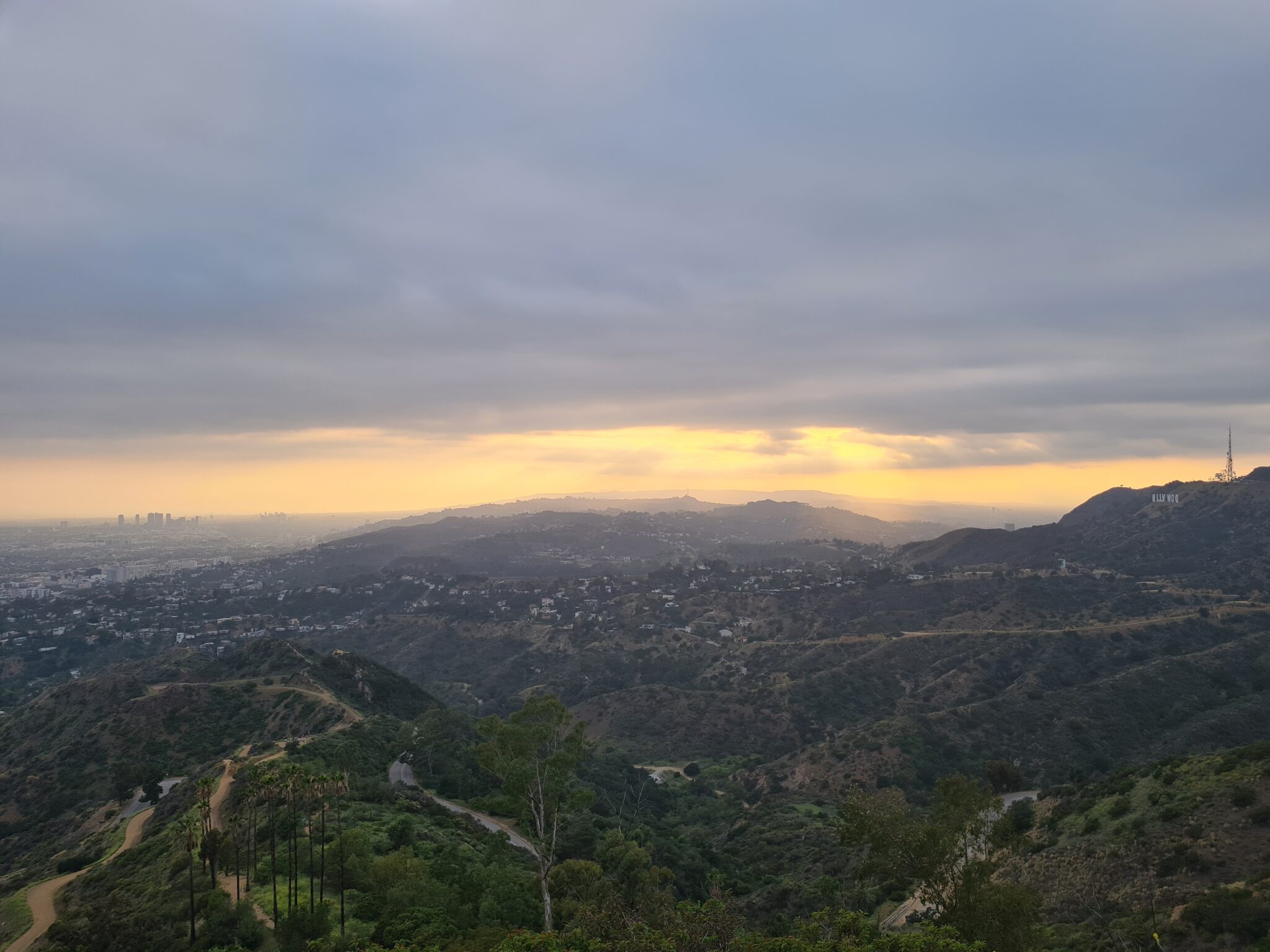 Blick vom Mount Hollywood auf Hollywood-Schild und Los Angeles Skyline