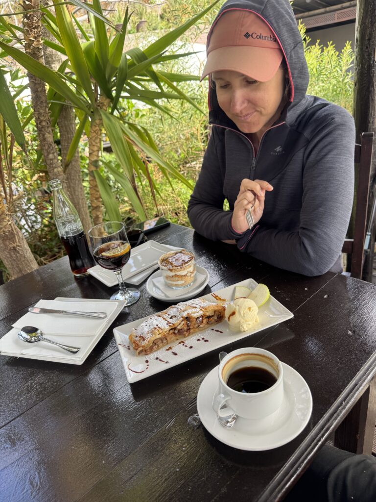 Apfelstrudel und Polvito Urugayo in der Casa de Naturaleza