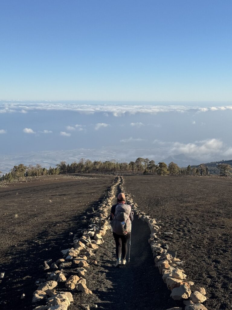 Der GR 131 führt über dunkle Aschefelder