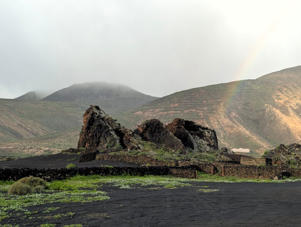 Ein Regenbogen macht uns Hoffnung auf besseres Wetter