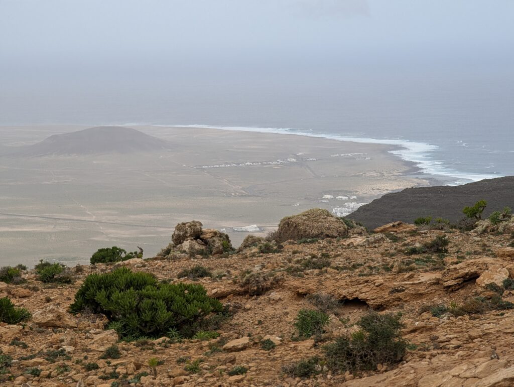 Erste Aussicht auf die Küste beim Abstieg nach Teguise
