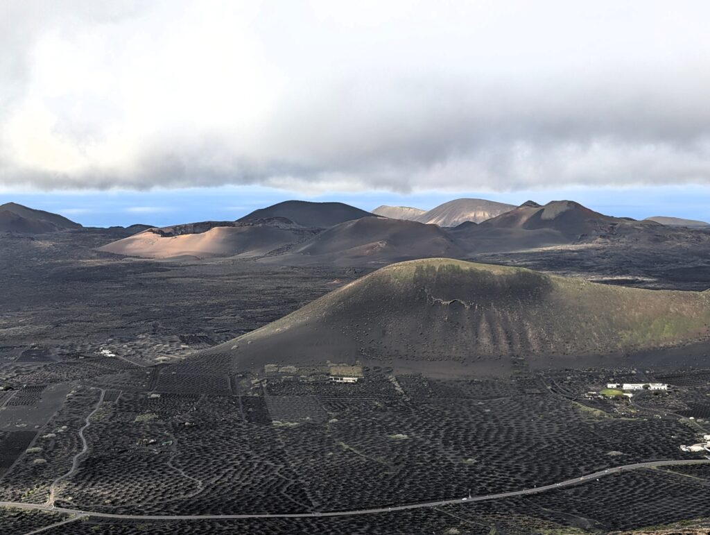 Blick vom Montaña de Guardilama zum Timanfaya Nationalpark