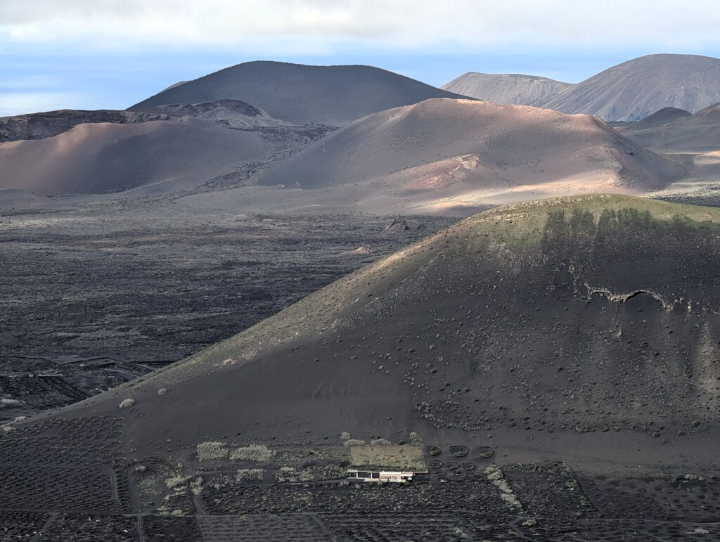 Blick vom Montaña de Guardilama zum Timanfaya Nationalpark