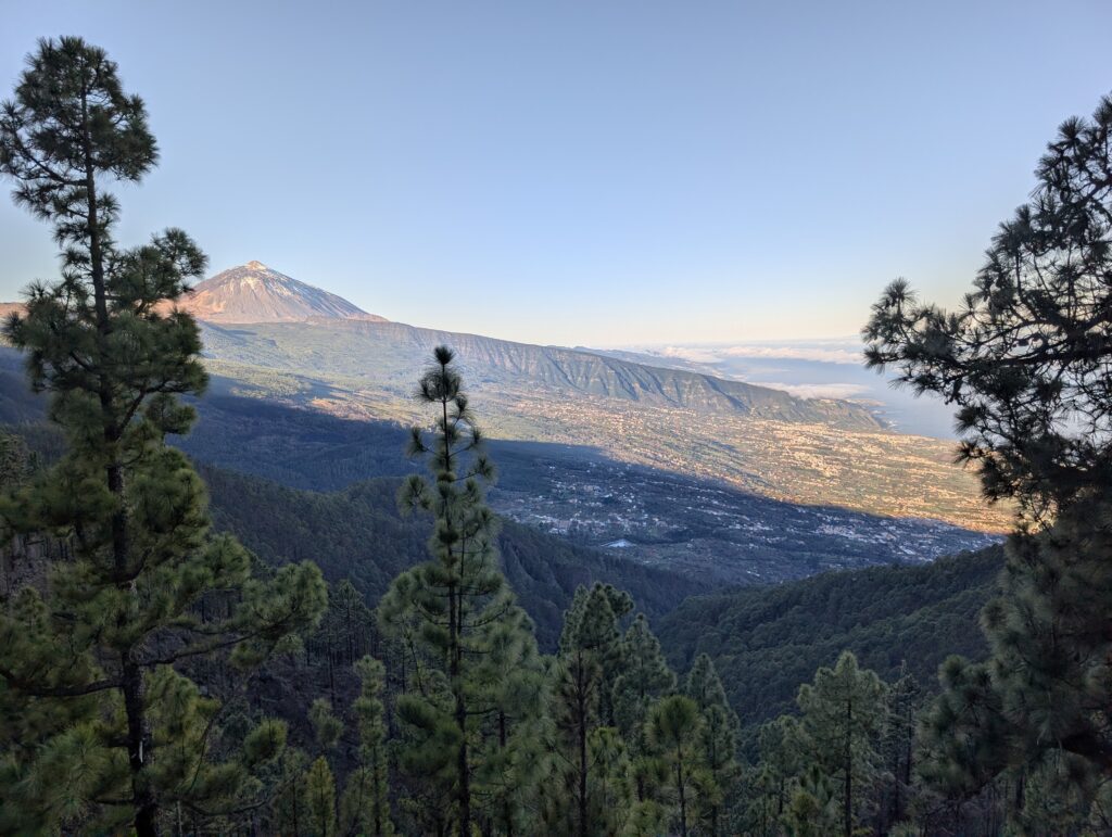 Blick zum Teide und zur Küste