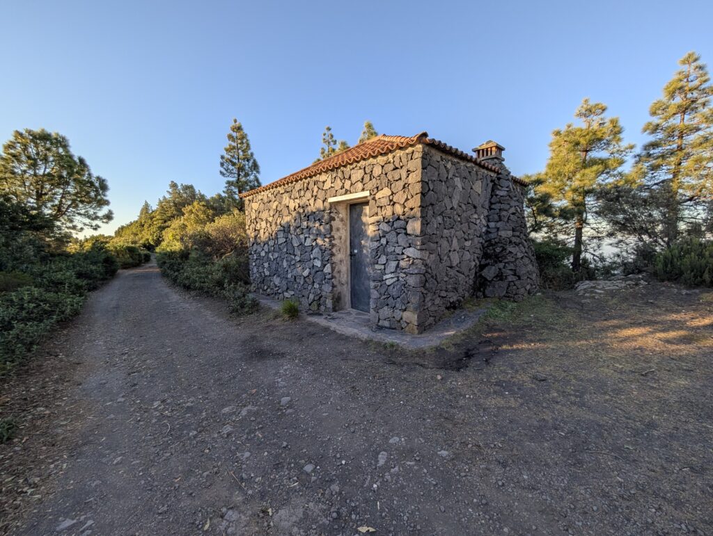 Steinhütte am Wegesrand