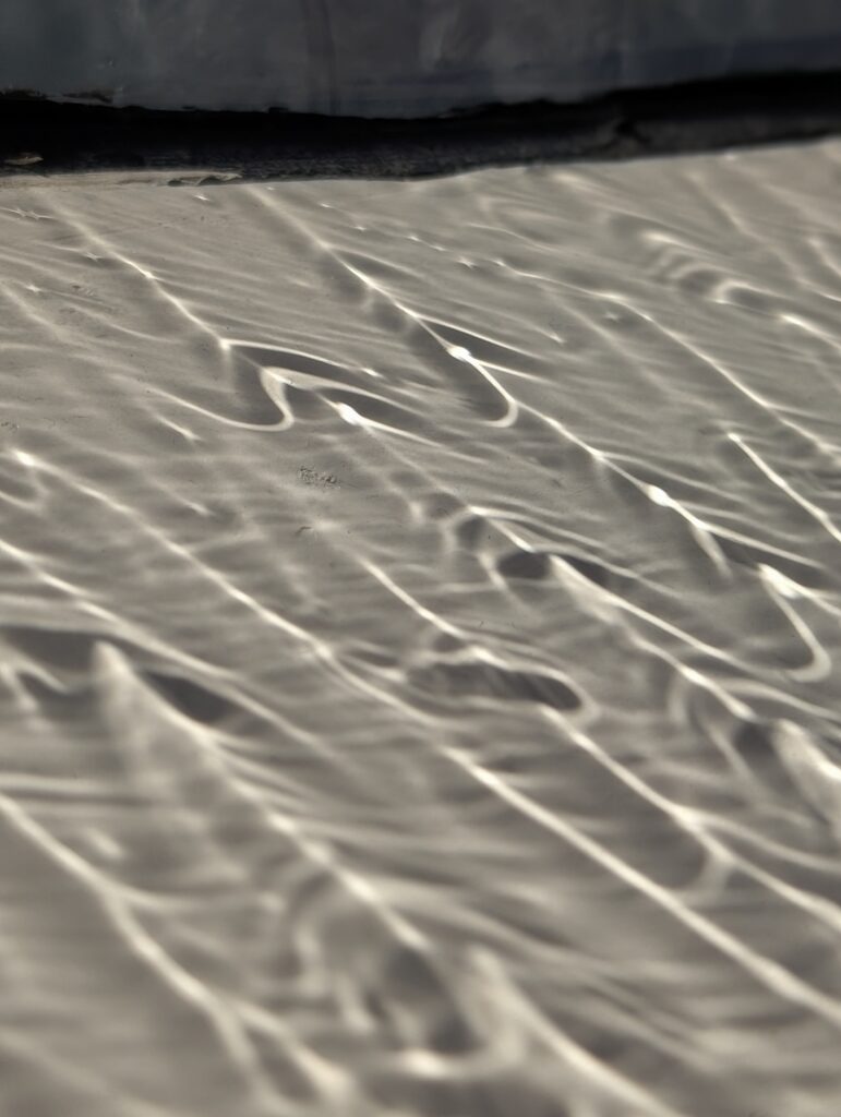 Lichtspiele vom gischtbespritzten Fenster auf der Fähre