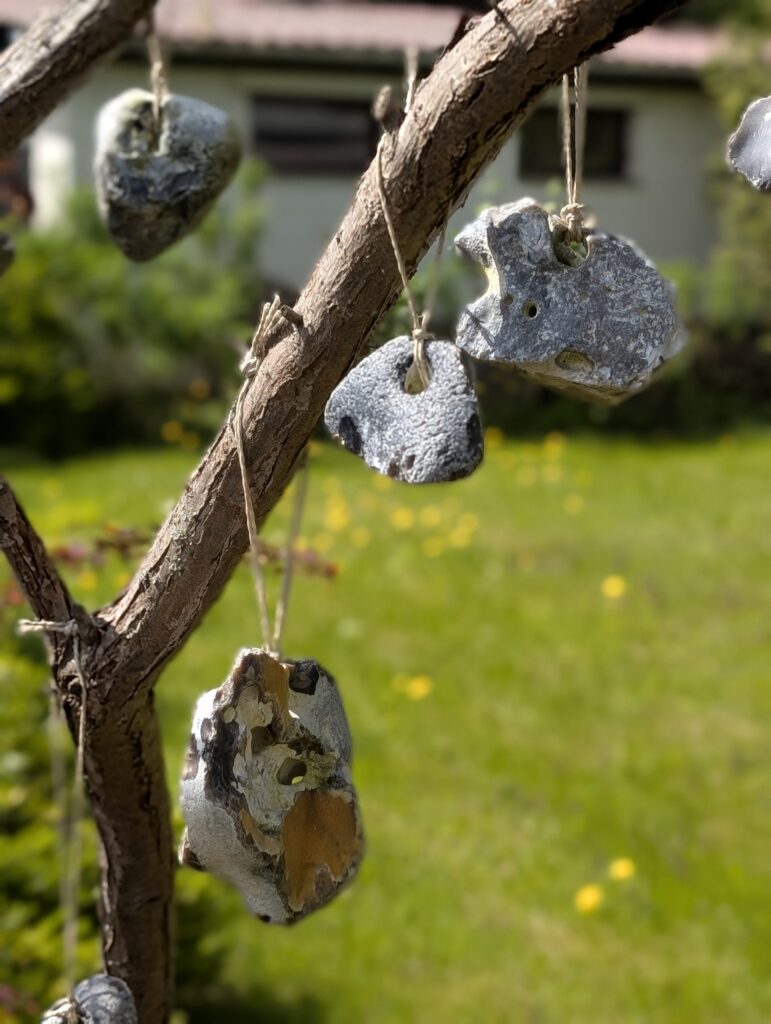 Hühnergötter als Gartendekoration