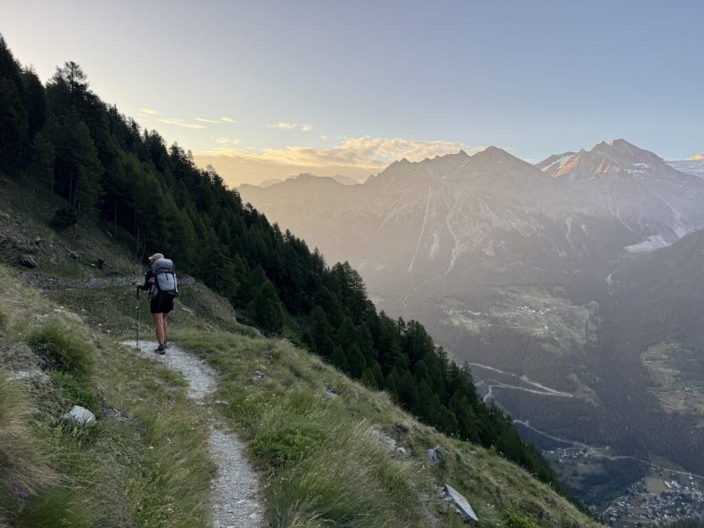 Morgendlicher Abstieg ins Mattertal