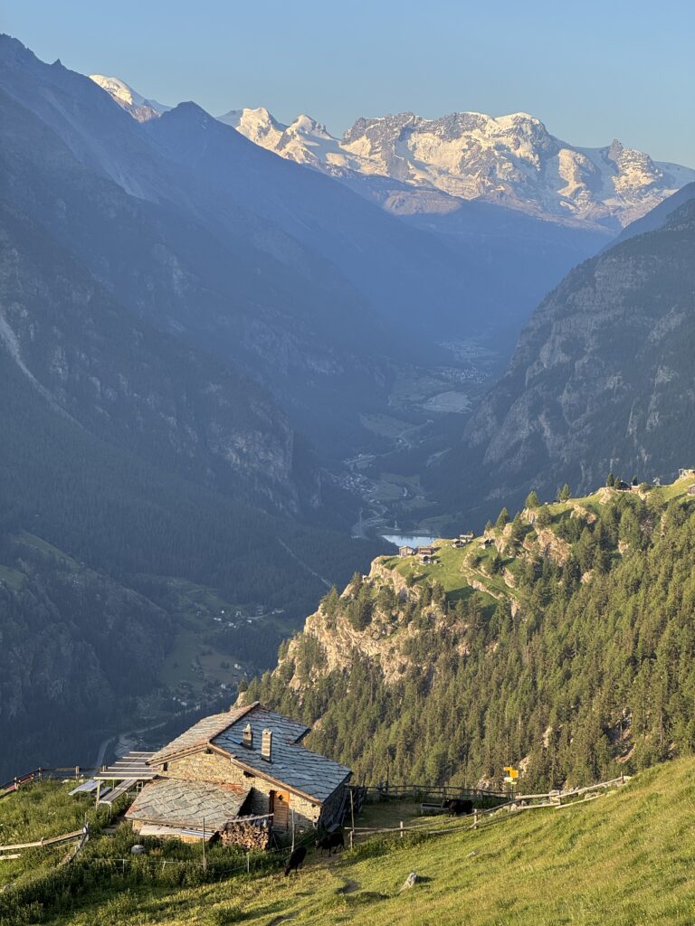 Morgendlicher Abstieg ins Mattertal
