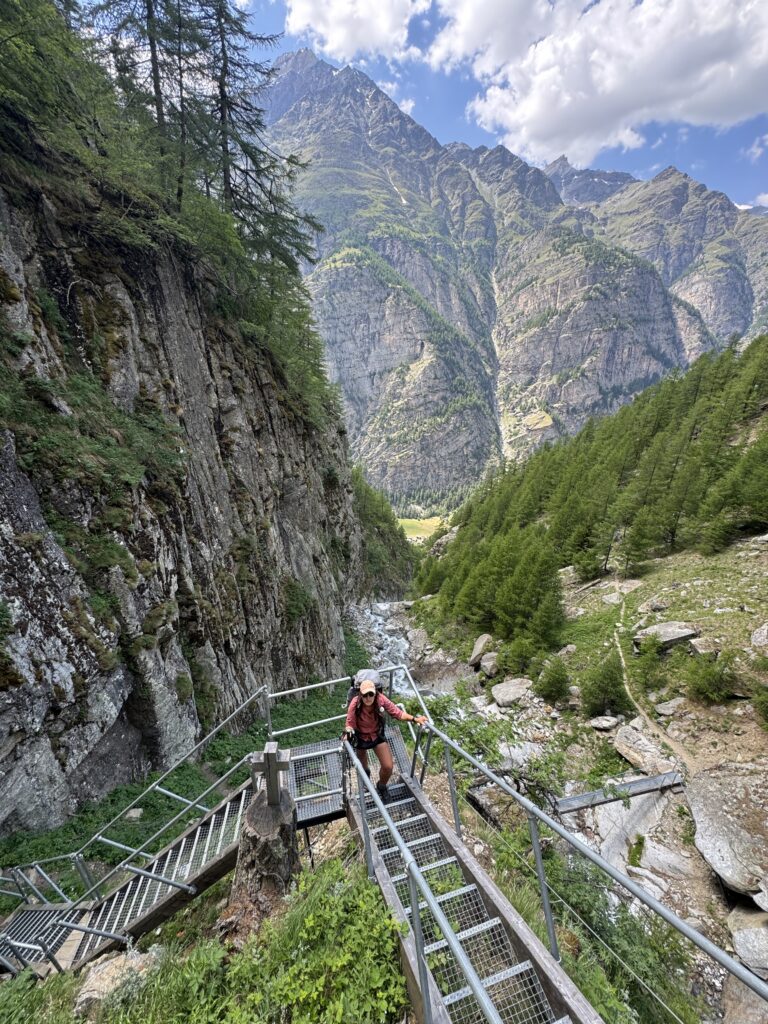 Luftige Treppen überqueren eine Schlucht