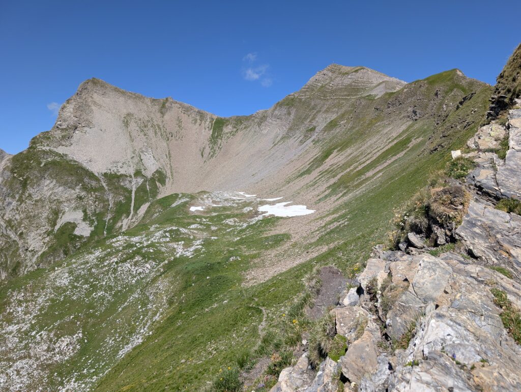 Blick auf Hintere (rechts) und Vordere Grauspitze (links) vom Sattel