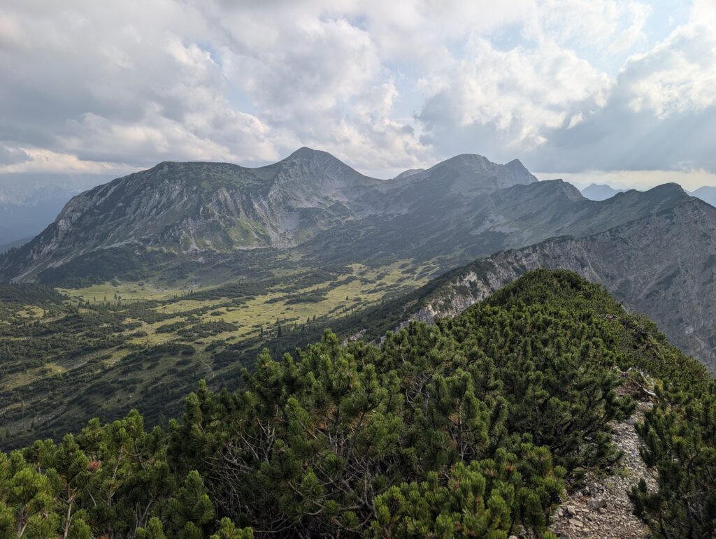 Blick von der Hohe Kisten auf den vor uns liegenden Grat des Estergebirges mit Archtalkopf, Weilheimer Hütte, Rißkopf und Krottenkopf