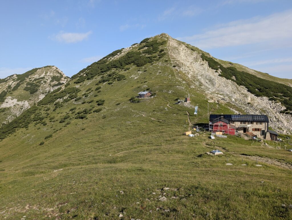 Weilheimer Hütte mit Krottenkopf