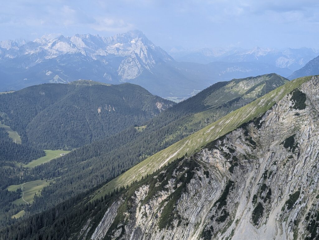 Blick vom Krottenkopf auf Zugspitze, Wank und Hoher Fricken