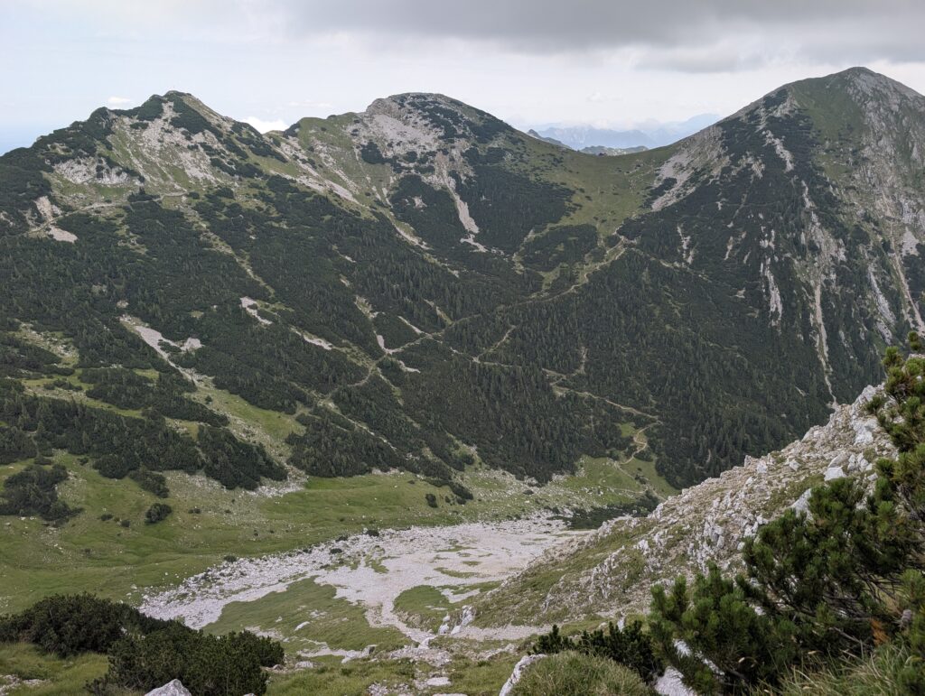 Blick zurück vom Bischof auf Krottenkopf, Rißkopf und Kareck
