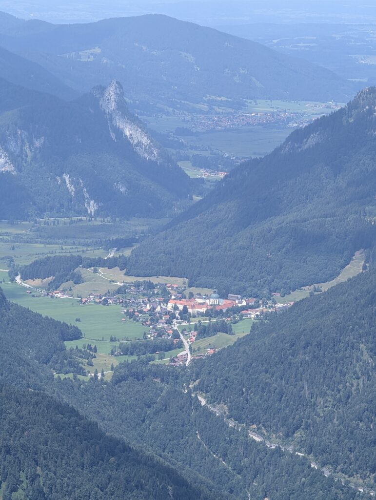 Blick in die Ammergauer Alpen und auf Ettal