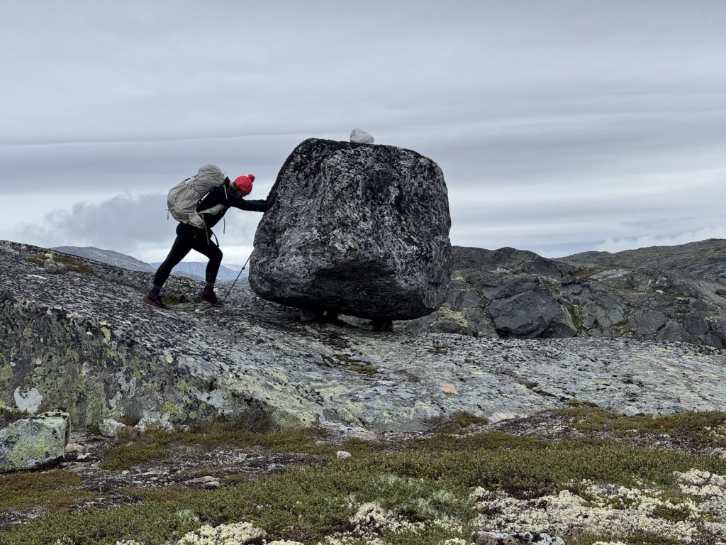 Felsbrocken am Wegesrand