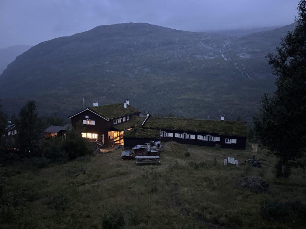 Abendlicher Blick auf die Skogadalsbøen Hütte von unserem Zeltplatz