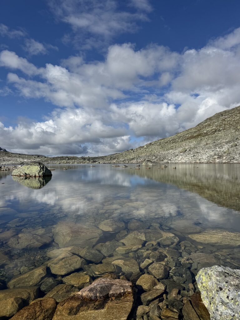 Wolken spiegeln sich im See