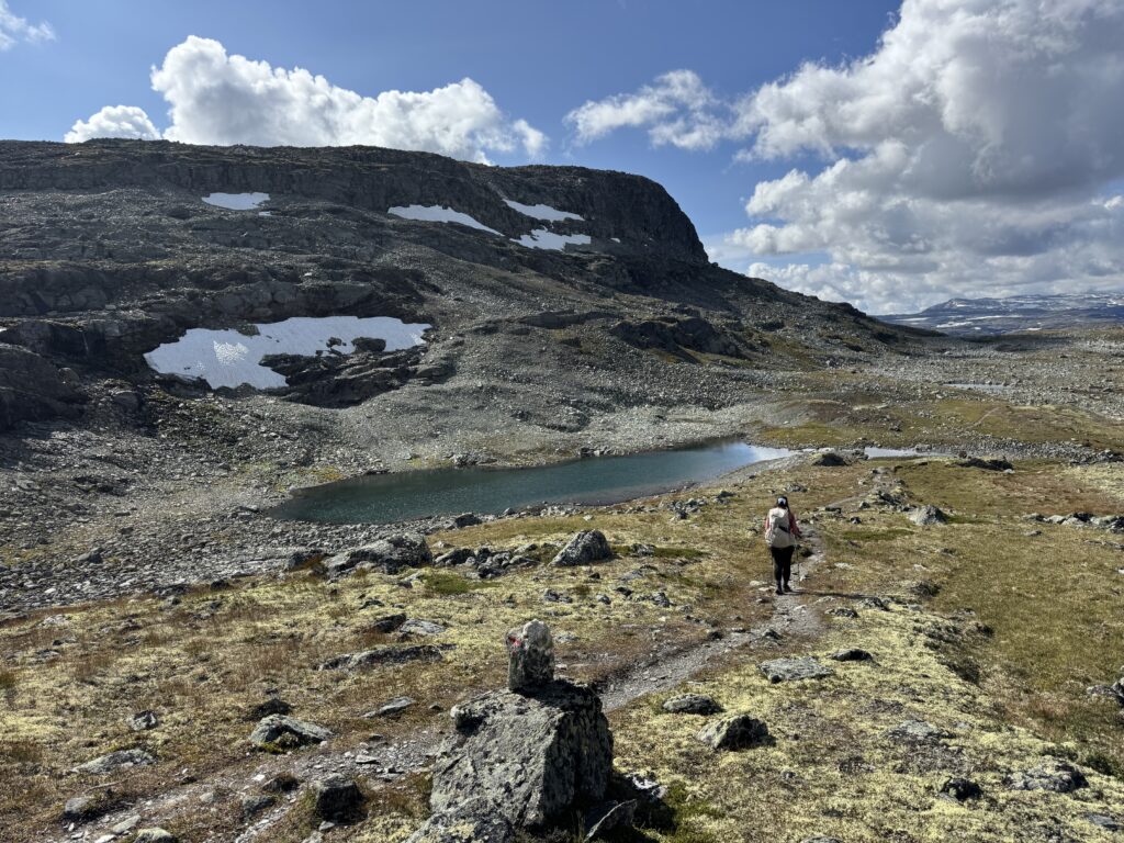 Abstieg ins Rossdalen Tal