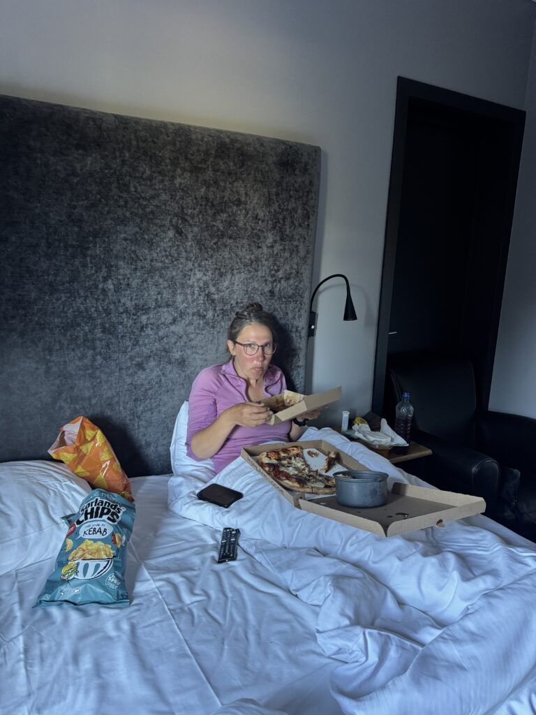 Kalorienspeicher auffüllen im Hotelzimmer