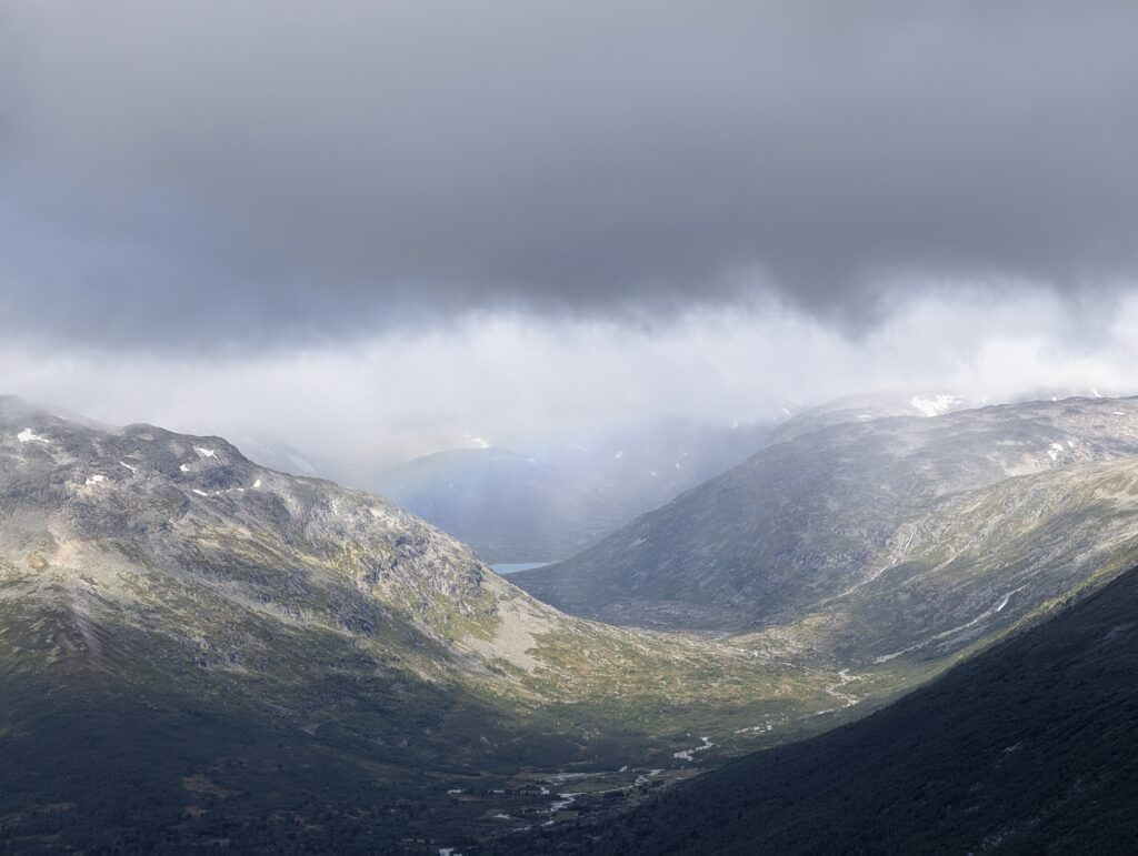 Blick in die Berge mit Regenbogen