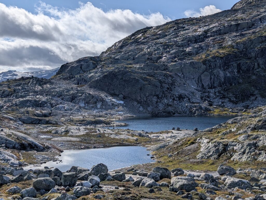 Alpine Bergseen auf dem Massiv Trail