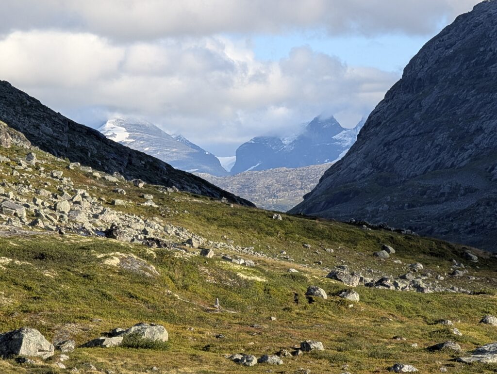 Hohe Berge ragen hervor