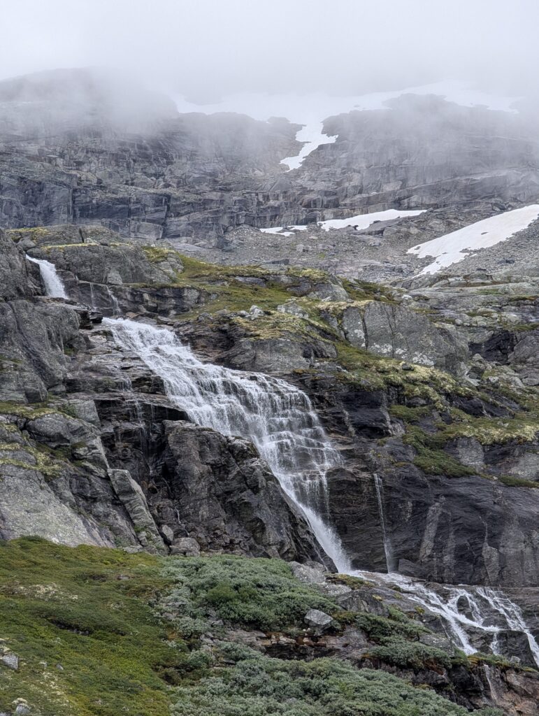 Wasserfall auf dem Massiv Trail