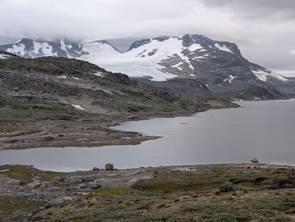 Blick auf den Fannaråkbreen Gletscher und Prestesteinsvatnet