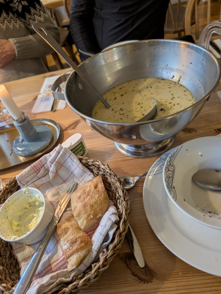 Abendessen in der Skogadalsbøen Hütte