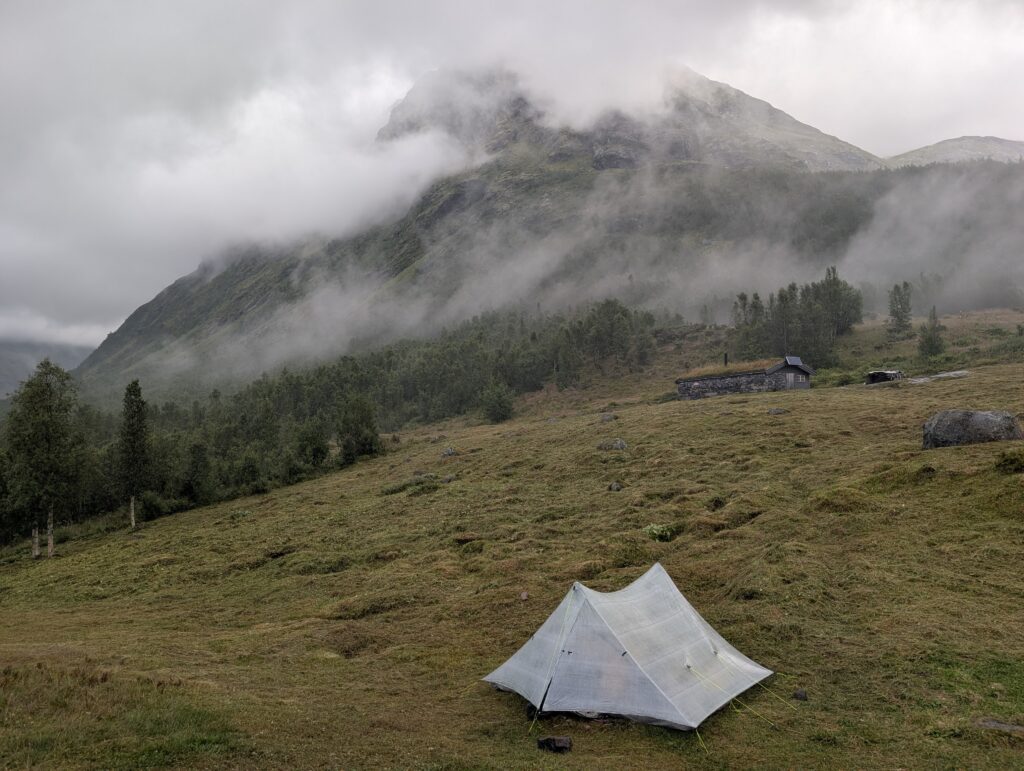 Morgens am Zeltplatz der Skogadalsbøen Hütte