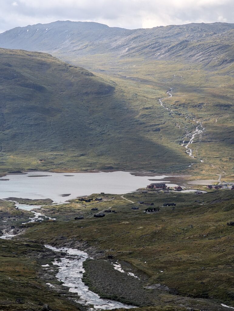 Blick auf Fondsbu und Bygdin See