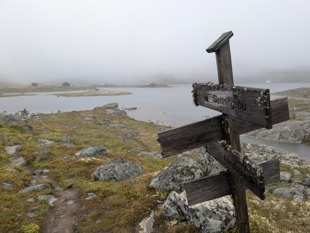 Blick auf Slettningsbu und den Årdalsvatnet