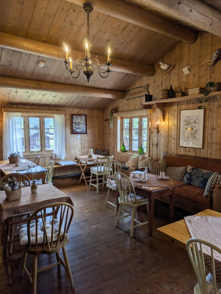 Das gemütliche Innere des Kyrkjestølen Cafés