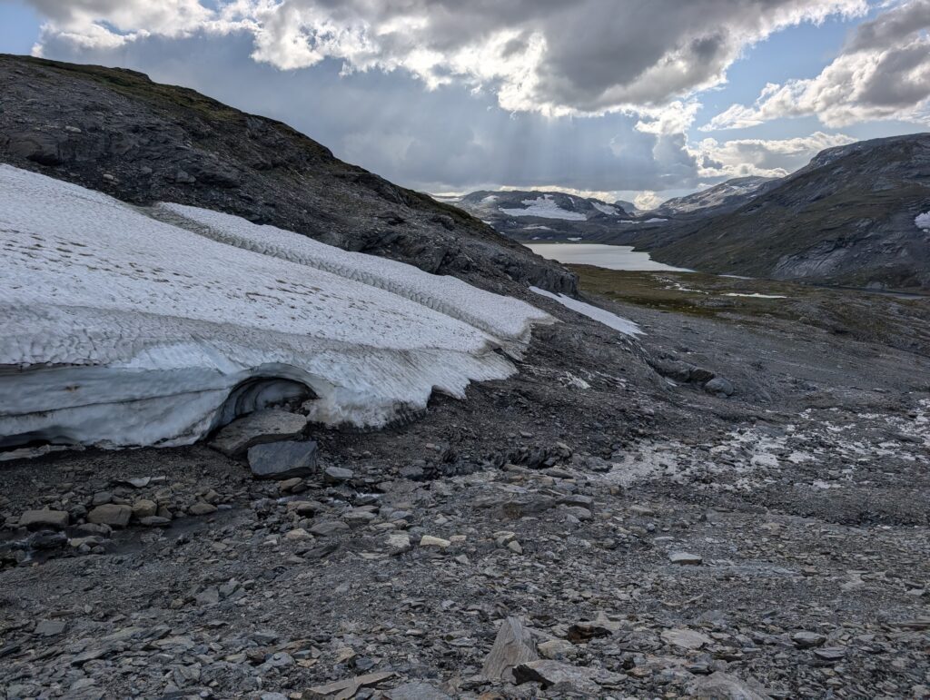 Eishöhle am Aufstieg zum Omnsvatnet