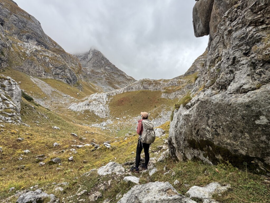 Blick auf die Zla Kolata von der Höhle