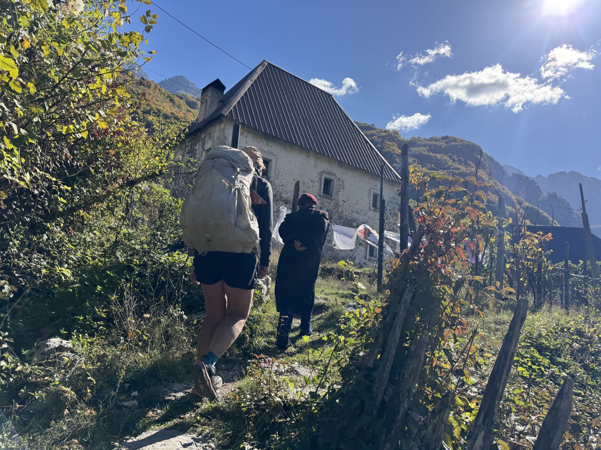 Beginn der Wanderung in Theth, wo wir mit Trauben beschenkt werden