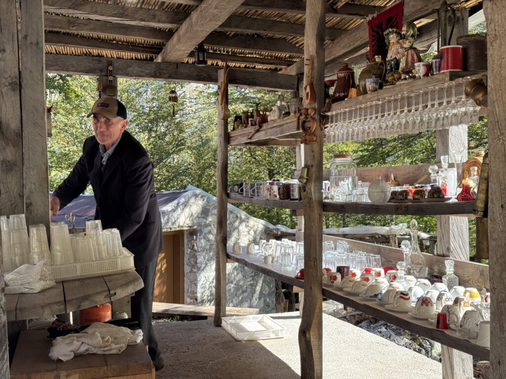 Café am Abstieg vom Valbona Pass
