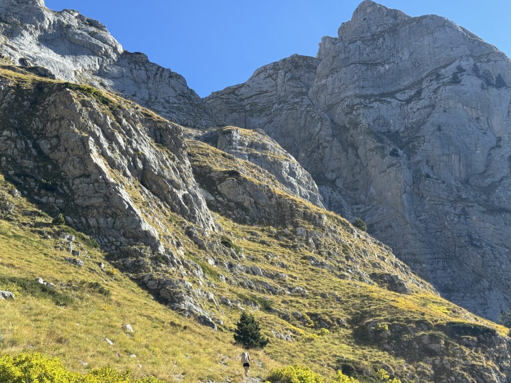 Aufstieg zum Prosllopit-Pass unter den Felswänden der Zla Kolata