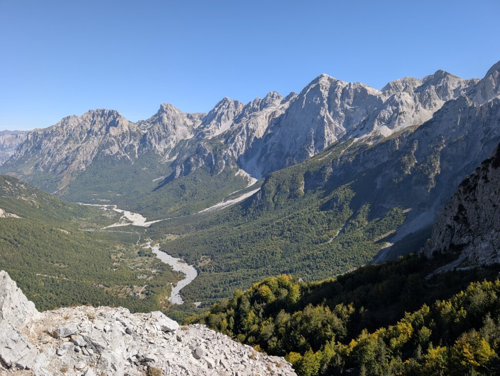 Blick vom Valbona Pass ins Valbona-Tal