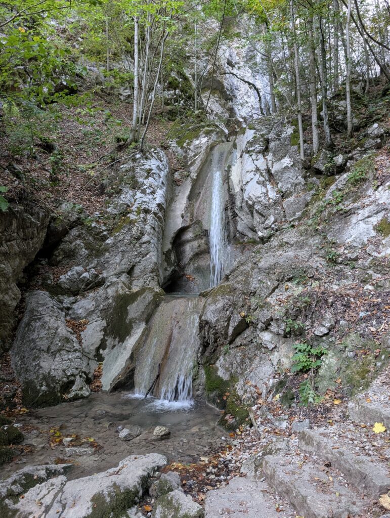 Abstecher zum Wasserfall auf dem Weg nach Rekë e Allagës
